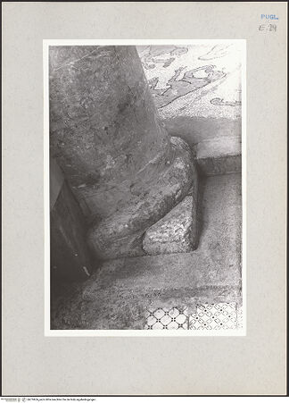 Vorderseite von Claussen, Peter Cornelius [https://www.deutsche-digitale-bibliothek.de/content/lizenzen/rv-fz/] CattedraleQuerhaus, Mittelapsis und Ostkapellen - Nordöstlicher Pfeiler der Vierung, Detail, Sockel, bh219656_recto. Foto: Claussen, Peter Cornelius.