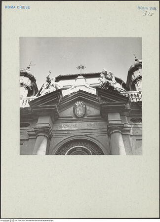 Vorderseite von Fototeca dell'Unione Internazionale presso l'American Academy in Rome [https://www.deutsche-digitale-bibliothek.de/content/lizenzen/rv-ez/] Sant'Anna dei Palafrenieri - Fassade, Giebel über Hauptportal mit Wappen, bh219859_recto. Foto.