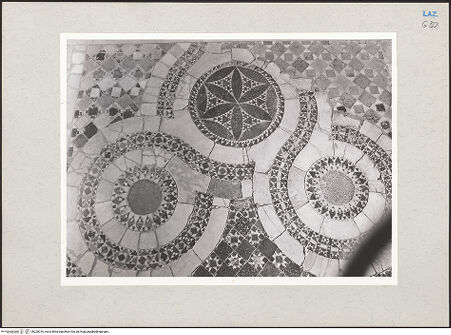 Vorderseite von Hutzel, Max [https://www.deutsche-digitale-bibliothek.de/content/lizenzen/rv-ez/] Fußboden des Presbyteriums - Detail, bh220016_recto. Foto: Hutzel, Max.