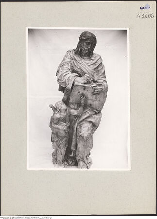 Vorderseite von Sopr. BAS NA [https://www.deutsche-digitale-bibliothek.de/content/lizenzen/rv-ez/] Der Evangelist Matthäus - Frontalansicht, bh220767_recto. Foto.