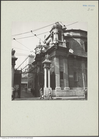 Vorderseite von Fototeca dell'Unione Internazionale presso l'American Academy in Rome [https://www.deutsche-digitale-bibliothek.de/content/lizenzen/rv-ez/] Sant'Anna dei Palafrenieri - Fassade von der Via di Porta Angelica mit Cancello di Sant'Anna, bh220880_recto. Foto.