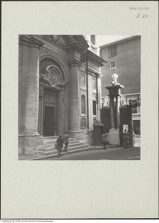Vorderseite von Fototeca dell'Unione Internazionale presso l'American Academy in Rome [https://www.deutsche-digitale-bibliothek.de/content/lizenzen/rv-ez/] Sant'Anna dei Palafrenieri - Fassade, Portal Richtung Cancello di Sant'Anna, bh220881_recto. Foto.
