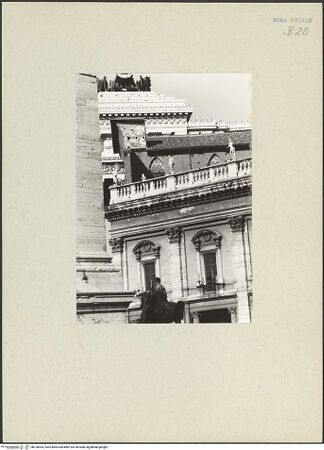 Vorderseite von ICCD [https://www.deutsche-digitale-bibliothek.de/content/lizenzen/rv-ez/] Santa Maria in AracoeliPortico di Paolo III - Teilansicht mit dem Palazzo Nuovo, bh220904_recto. Foto.