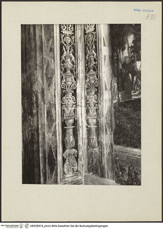 Vorderseite von ICCD [https://www.deutsche-digitale-bibliothek.de/content/lizenzen/rv-ez/] Szenen aus dem Leben des heiligen Bernhardin von Siena - Raumecke linke Wand und Altarwand, Detail: Pilasterdekoration, bh220913_recto. Foto.