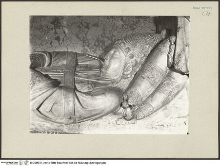 Vorderseite von ICCD [https://www.deutsche-digitale-bibliothek.de/content/lizenzen/rv-ez/] Grabmal von Papst Honorius IV. - Gisant, Detail: Oberkörper, bh220931_recto. Foto.