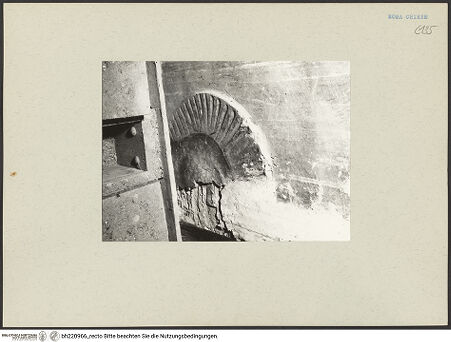 Vorderseite von ICCD [https://www.deutsche-digitale-bibliothek.de/content/lizenzen/rv-ez/] FreskenfragmenteAureolen - links des Apokalytischen Lamms, Fragment einer Aureole, bh220966_recto. Foto.