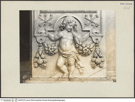 Vorderseite von ICCD [https://www.deutsche-digitale-bibliothek.de/content/lizenzen/rv-ez/] Grabmal für Jodok Pfingsthorn aus Köln (gest. 1606) - Sockel, Detail: Putto mit Festons, bh221017_recto. Foto.