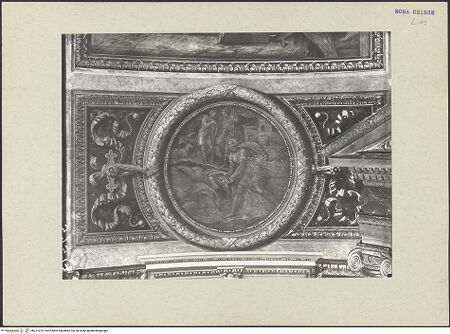 Vorderseite von ICCD [https://www.deutsche-digitale-bibliothek.de/content/lizenzen/rv-ez/] KapellenausmalungGrisaille-Medaillon, Die heilige Barbara wird von ihrem Vater vor den Richter geschleift - , bh221074_recto. Foto.