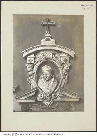 Vorderseite von ICCD [https://www.deutsche-digitale-bibliothek.de/content/lizenzen/rv-ez/] Gedenkstein für Papst Clemens II. - Detail: Giebelzone mit Papstbüste, bh221078_recto. Foto.