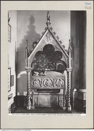 Vorderseite von Alinari [https://www.deutsche-digitale-bibliothek.de/content/lizenzen/rv-ez/] Grabmal der Giovanna d'Aquino (gest. 1347) - Gesamtansicht, bh221176_recto. Foto.