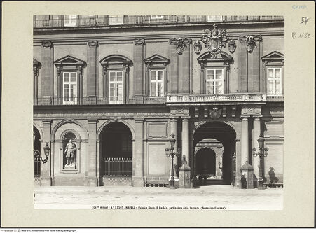 Vorderseite von Alinari [https://www.deutsche-digitale-bibliothek.de/content/lizenzen/rv-ez/] Palazzo Reale - Teilansicht mit Hauptportal, bh221285_recto. Foto.