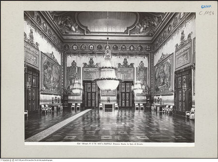 Vorderseite von Alinari [https://www.deutsche-digitale-bibliothek.de/content/lizenzen/rv-ez/] Palazzo RealeSala d'Ercole - Teilansicht, bh221289_recto. Foto.