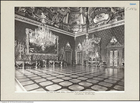 Vorderseite von Alinari [https://www.deutsche-digitale-bibliothek.de/content/lizenzen/rv-ez/] Palazzo RealeSala del Corpo Diplomatico - Teilansicht, bh221293_recto. Foto.