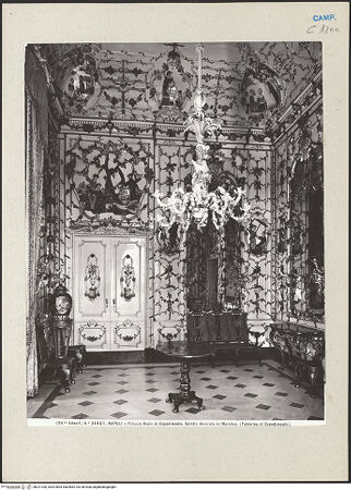 Vorderseite von Alinari [https://www.deutsche-digitale-bibliothek.de/content/lizenzen/rv-ez/] Palazzo Reale di CapodimonteSalottino di Porcellana - Teilansicht, bh221326_recto. Foto.