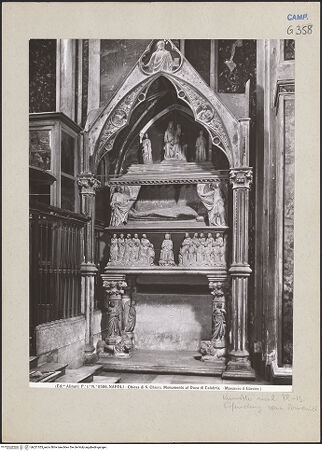 Vorderseite von Alinari [https://www.deutsche-digitale-bibliothek.de/content/lizenzen/rv-ez/] Grabmal des Karl von Kalabrien - Gesamtansicht vor 1943, bh221353_recto. Foto.