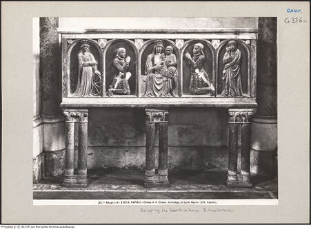 Vorderseite von Alinari [https://www.deutsche-digitale-bibliothek.de/content/lizenzen/rv-ez/] Sarkophag des Roberto de Diano (gest. 1354) - Frontalansicht, bh221357_recto. Foto.