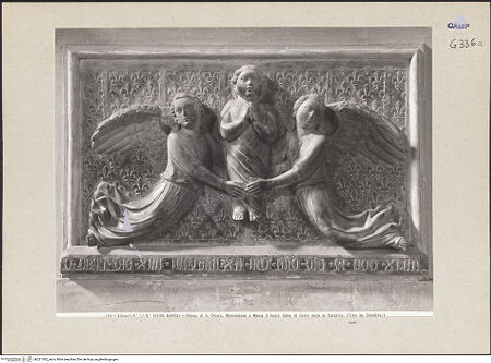 Vorderseite von Alinari [https://www.deutsche-digitale-bibliothek.de/content/lizenzen/rv-ez/] Fragmente der Grabmäler Marias von Anjou (Kalabrien) und Ludwigs von DurazzoEngel tragen die Seele zu Himmel (aus dem Grab Ludwigs von Durazzo) - Gesamtansicht, bh221362_recto. Foto.