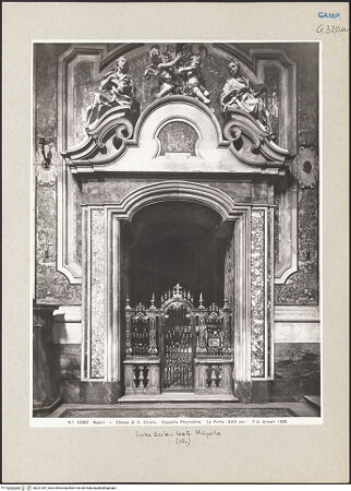 Vorderseite von Alinari [https://www.deutsche-digitale-bibliothek.de/content/lizenzen/rv-ez/] Santa ChiaraLinke Arkade (Nordostliche Kapellenreihe) - 10. Kapelle, Eingang, bh221367_recto. Foto.