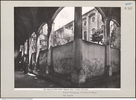 Vorderseite von Alinari [https://www.deutsche-digitale-bibliothek.de/content/lizenzen/rv-ez/] Santa ChiaraKleiner Kreuzgang (Chiostro dei Minori) - Südwestliche Galerie, bh221368_recto. Foto.