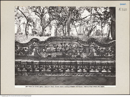 Vorderseite von Alinari [https://www.deutsche-digitale-bibliothek.de/content/lizenzen/rv-ez/] Santa ChiaraKreuzgang der Klarissen (Chiostro Maiolicato) - Detail: Sitzbank, bh221369_recto. Foto.