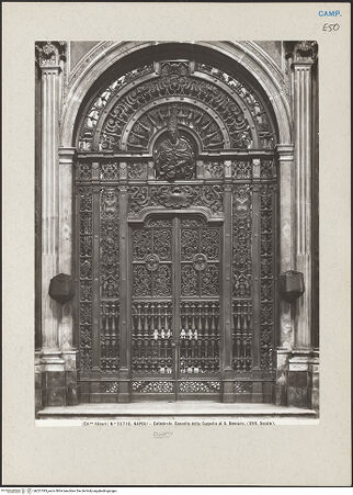 Vorderseite von Alinari [https://www.deutsche-digitale-bibliothek.de/content/lizenzen/rv-ez/] Pforte mit Büste des Heiligen Januarius - Gesamtansicht, bh221393_recto. Foto.