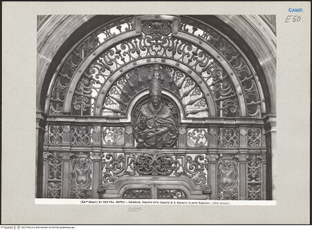 Vorderseite von Alinari [https://www.deutsche-digitale-bibliothek.de/content/lizenzen/rv-ez/] Pforte mit Büste des Heiligen Januarius - Detail: Tympanon mit Büste des Heiligen Januarius, bh221394_recto. Foto.