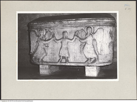 Vorderseite von Claussen, Peter Cornelius [https://www.deutsche-digitale-bibliothek.de/content/lizenzen/rv-fz/] Sarkophag: Zwei Engel führen eine Seele in den Himmel - Seitenansicht, bh221643_recto. Foto: Claussen, Peter Cornelius.