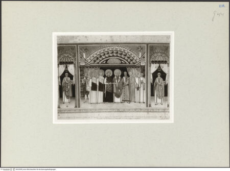 Vorderseite von Kupferstichkabinett Düsseldorf [https://www.deutsche-digitale-bibliothek.de/content/lizenzen/rv-ez/] Ravenna, Sant'apollinare in Classe, Mosaik der Apsiswand: Kaiser Konstantin IV. Pogonatus übergibt die Privilegien der Kirche von Ravenna an Reparatus, den Boten von Erzbischof Maurus; die Bischöfe Ecclesius und Severus - Gesamtansicht, bh223928_recto. Foto.