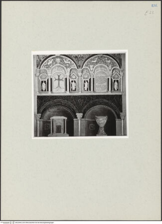 Vorderseite von Kupferstichkabinett Düsseldorf [https://www.deutsche-digitale-bibliothek.de/content/lizenzen/rv-ez/] Ravenna, Battistero degli Ortodossi (Baptisterium der Orthodoxen), Mosaik und Stuckdekoration mit Propheten und symbolischen Szenen; Alter Volutenkrater; Altar - Gesamtansicht, bh223930_recto. Foto.