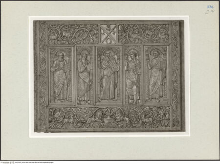 Vorderseite von Kupferstichkabinett Düsseldorf [https://www.deutsche-digitale-bibliothek.de/content/lizenzen/rv-ez/] Ravenna, Museo Arcivescovile, Kathedra des Bischofs Maximianus, Vorderseite: der heilige Johannes der Täufer, die vier Evangelisten, das Monogramm des Bischof Maximianus, und bewohnte Weinrollen, die aus Kantharoi sprießen - Gesamtansicht, bh223931_recto. Foto.