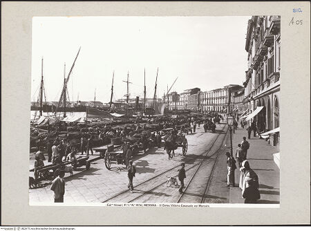 Vorderseite von Alinari [https://www.deutsche-digitale-bibliothek.de/content/lizenzen/rv-ez/] Corso Vittorio Emanuele - Ansicht von Norden (vor dem Erdbeben), bh224173_recto. Foto.