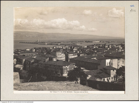 Vorderseite von Alinari [https://www.deutsche-digitale-bibliothek.de/content/lizenzen/rv-fz/] Stadtzentrum und Hafen, von Nordwesten (vor dem Erdbeben), bh224176_recto. Foto.