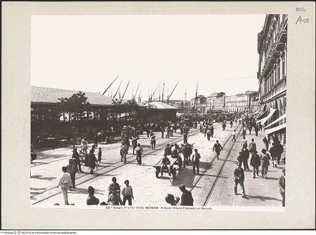 Vorderseite von Alinari [https://www.deutsche-digitale-bibliothek.de/content/lizenzen/rv-ez/] Corso Vittorio Emanuele - Ansicht von Norden (vor dem Erdbeben), bh224180_recto. Foto.