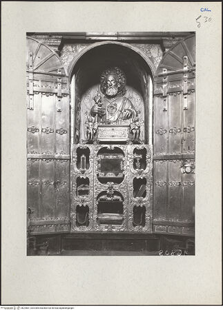 Vorderseite von ICCD [https://www.deutsche-digitale-bibliothek.de/content/lizenzen/rv-fz/] Schrank mit den Reliquienschatz des heiligen Franz von Paula (Mantel, Kapuze, Hemd, Socken, Sandale, Backenzahn und Rosenkranz), oben Büste des Heiligen) - Teilansicht, bh224681_recto. Foto.