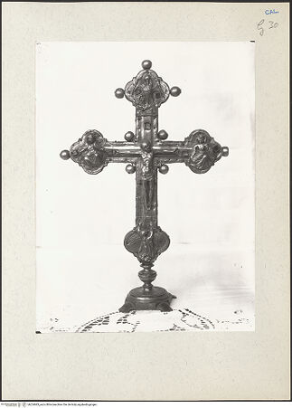 Vorderseite von ICCD [https://www.deutsche-digitale-bibliothek.de/content/lizenzen/rv-fz/] Reliquienkreuz - Vorderseite, Gesamtansicht, bh224683_recto. Foto.