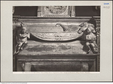 Vorderseite von Alinari [https://www.deutsche-digitale-bibliothek.de/content/lizenzen/rv-ez/] Grabmal der Maria von Aragon (Maria d'Aragona, gest. 1461)Liegefigur und Engel - Gesamtansicht, bh224731_recto. Foto.