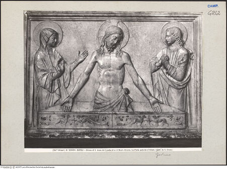 Vorderseite von Alinari [https://www.deutsche-digitale-bibliothek.de/content/lizenzen/rv-ez/] Der Schmerzensmann zwischen Maria und Johannes dem Evangelisten - Gesamtansicht, bh224751_recto. Foto.