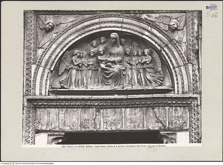 Vorderseite von Alinari [https://www.deutsche-digitale-bibliothek.de/content/lizenzen/rv-ez/] PortaldekorationMaria mit Kind im Kreise anbetender Engel - Gesamtansicht, bh224763_recto. Foto.