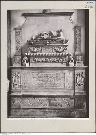 Vorderseite von Alinari [https://www.deutsche-digitale-bibliothek.de/content/lizenzen/rv-ez/] Grabmal des Alfonso Rota (gest. 1565) - Gesamtansicht, bh224811_recto. Foto.