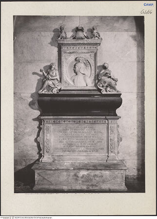 Vorderseite von Alinari [https://www.deutsche-digitale-bibliothek.de/content/lizenzen/rv-ez/] Grabmal des Galeotto Carafa - Gesamtansicht, bh224813_recto. Foto.