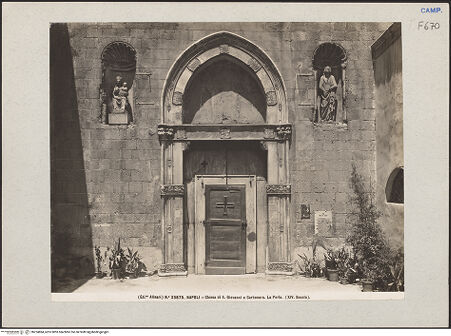 Vorderseite von Alinari [https://www.deutsche-digitale-bibliothek.de/content/lizenzen/rv-ez/] San Giovanni a Carbonara - Südwand, Detal, Portal und Nischen, bh224884_recto. Foto.