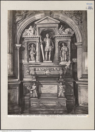 Vorderseite von Alinari [https://www.deutsche-digitale-bibliothek.de/content/lizenzen/rv-ez/] Grabmal des Nicola Antonio Caracciolo (gest. 1544) - Gesamtansicht, bh224887_recto. Foto.