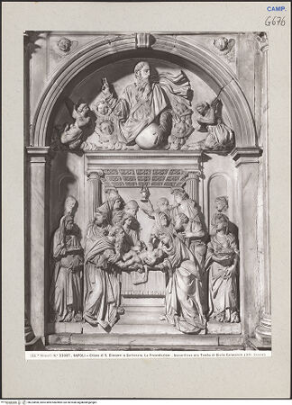 Vorderseite von Alinari [https://www.deutsche-digitale-bibliothek.de/content/lizenzen/rv-ez/] Altare della Purificazione (Grabmal des Biagio Marsicano) - Gottvater und Darbringung des Christuskindes im Tempel, bh224890_recto. Foto.