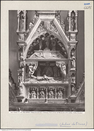 Vorderseite von Alinari [https://www.deutsche-digitale-bibliothek.de/content/lizenzen/rv-ez/] Grabmal des Königs Ladislaus (gest. 1414)Bogen, Grabkammer und Sarkophag - Gesamtansicht, bh224899_recto. Foto.