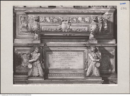 Vorderseite von Alinari [https://www.deutsche-digitale-bibliothek.de/content/lizenzen/rv-ez/] Grabmal des Nicola Antonio Caracciolo (gest. 1544)Sarkophag und Basis mit Tritonen - Gesamtansicht, bh224903_recto. Foto.