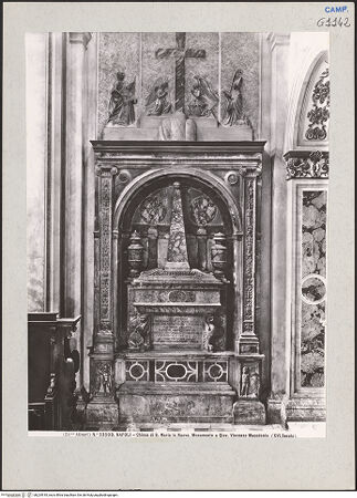 Vorderseite von Alinari [https://www.deutsche-digitale-bibliothek.de/content/lizenzen/rv-ez/] Grabmal des Giovanni Vincenzo Macedonio (gest. 1565) - Gesamtansicht, bh224918_recto. Foto.