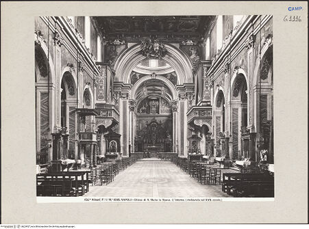 Vorderseite von Alinari [https://www.deutsche-digitale-bibliothek.de/content/lizenzen/rv-ez/] Santa Maria la NovaLanghaus - Blick in Richtung Altar, bh224927_recto. Foto.