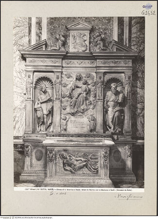 Vorderseite von Alinari [https://www.deutsche-digitale-bibliothek.de/content/lizenzen/rv-ez/] Altar der Madonna delle Grazie - Gesamtansicht, bh224966_recto. Foto.
