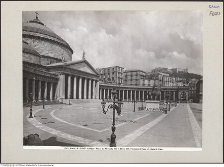 Vorderseite von Alinari [https://www.deutsche-digitale-bibliothek.de/content/lizenzen/rv-ez/] San Francesco di Paola - Kolonnade und Fassade (Seitenansicht), bh225013_recto. Foto.