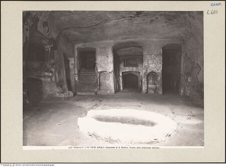 Vorderseite von Alinari [https://www.deutsche-digitale-bibliothek.de/content/lizenzen/rv-ez/] Catacombe di San GennaroVestibolo Inferiore - Innenansicht, bh225017_recto. Foto.